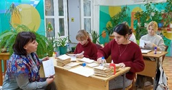 Знаменцы ремонтируют книги в библиотеке 