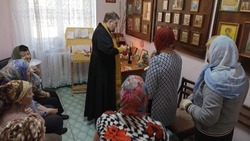Знаменские священники духовно окормляют посетителей КЦСОН