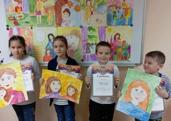 Знаменские дети нарисовали портреты своих мам