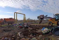 В селе Капустин Яр провели субботник на кладбище 